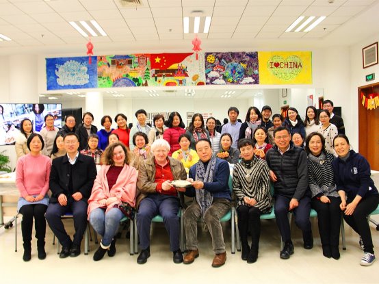 图片包含 人员, 室内, 墙壁, 群组

描述已自动生成