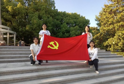 百年校庆里程碑前宣誓党旗